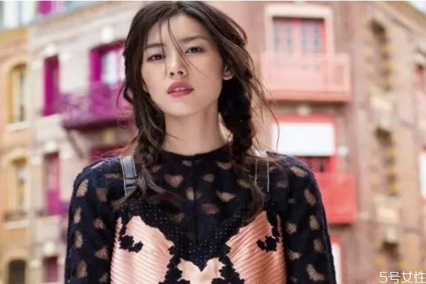 艾葉水洗頭能去屑嗎 茶葉水洗頭可以生發(fā)嗎 艾葉水洗頭能去屑嗎 茶葉水洗頭可以生發(fā)嗎