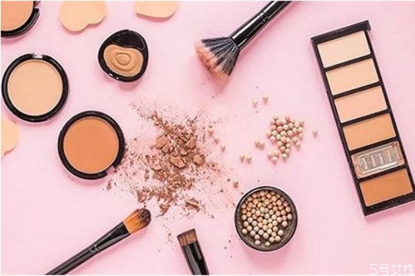 散粉用刷子和粉撲有什么區(qū)別 用刷子和粉撲各自的優(yōu)缺點 散粉用刷子和粉撲有什么區(qū)別 用刷子和粉撲各自的優(yōu)缺點