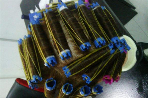 燙發(fā)壓杠痕跡怎么處理 燙發(fā)壓杠痕跡是什么樣子 燙發(fā)壓杠痕跡怎么處理 燙發(fā)壓杠痕跡是什么樣子