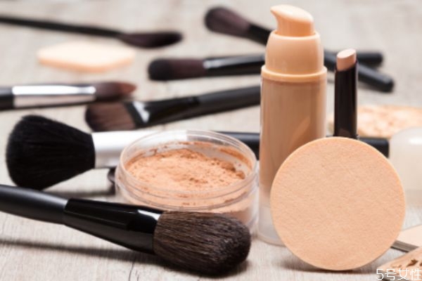 散粉用刷子和粉撲有什么區(qū)別 用刷子和粉撲各自的優(yōu)缺點 散粉用刷子和粉撲有什么區(qū)別 用刷子和粉撲各自的優(yōu)缺點