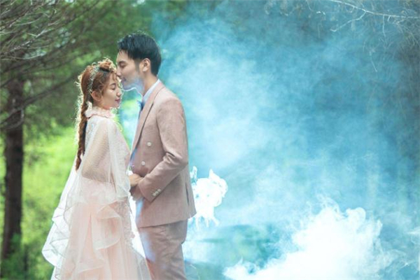 暗戀一個人怎么接近她 暗戀一個人唱什么歌給她聽 暗戀一個人怎么接近她 暗戀一個人唱什么歌給她聽