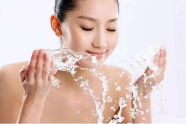 怎么才能給肌膚補水 如何保濕補水效果最好 怎么才能給肌膚補水 如何保濕補水效果最好