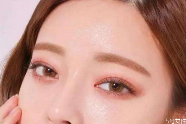 皮膚缺水會(huì)出油嗎 皮膚為何會(huì)出油 皮膚缺水會(huì)出油嗎 皮膚為何會(huì)出油