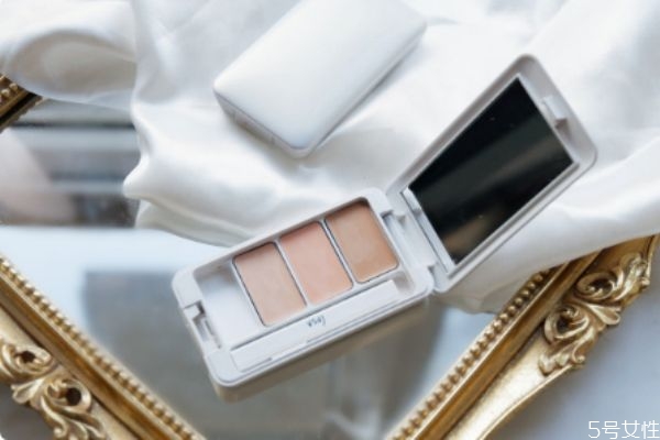 日常淡妝的正確化妝順序 長(zhǎng)期化妝和長(zhǎng)期不化妝的區(qū)別 日常淡妝的正確化妝順序 長(zhǎng)期化妝和長(zhǎng)期不化妝的區(qū)別