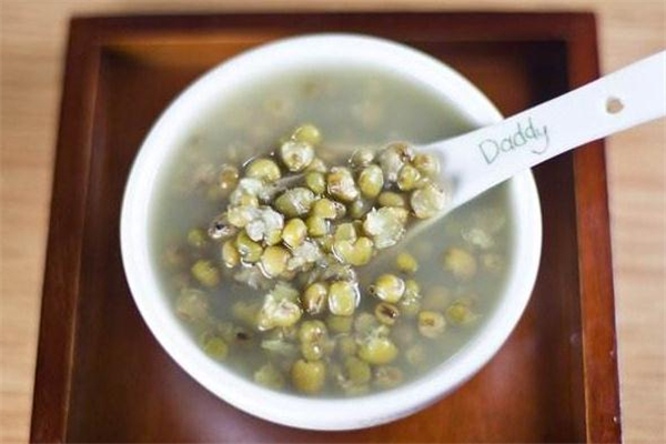 綠豆湯喝熱的還是涼的好 綠豆湯秋冬可以喝嗎 綠豆湯喝熱的還是涼的好 綠豆湯秋冬可以喝嗎