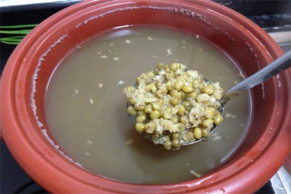 綠豆湯為什么會變黃 綠豆湯變黃還能吃嗎 綠豆湯為什么會變黃 綠豆湯變黃還能吃嗎
