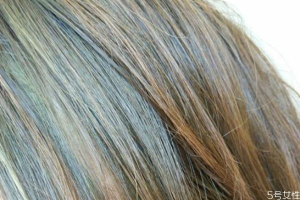 剛軟化的頭發(fā)能染色嗎 頭發(fā)軟化后幾天能染色 剛軟化的頭發(fā)能染色嗎 頭發(fā)軟化后幾天能染色