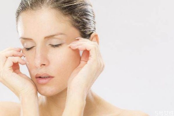 去角質(zhì)有哪些好處和壞處 去死皮和去角質(zhì)是一樣的么 去角質(zhì)有哪些好處和壞處 去死皮和去角質(zhì)是一樣的么