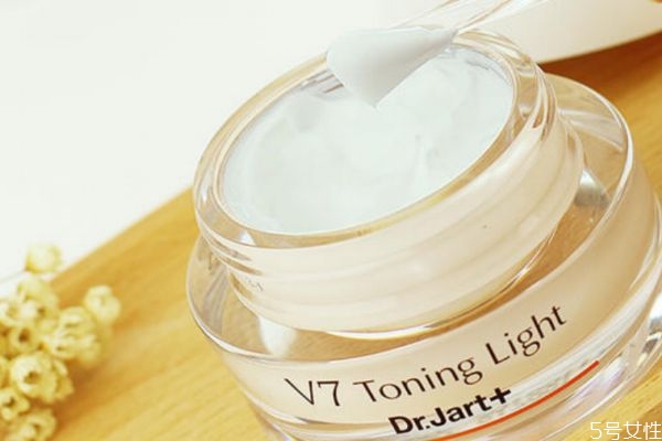 為什么素顏霜擦不均勻 怎樣抹素顏霜看起來(lái)自然 為什么素顏霜擦不均勻 怎樣抹素顏霜看起來(lái)自然