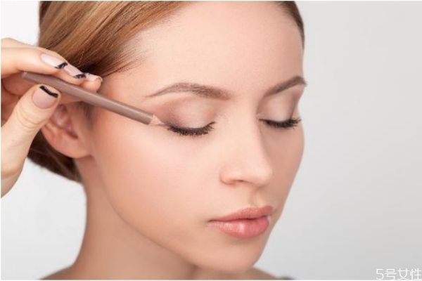 如何使妝容更服帖 這幾招幫你打造完美持久妝效 如何使妝容更服帖 這幾招幫你打造完美持久妝效