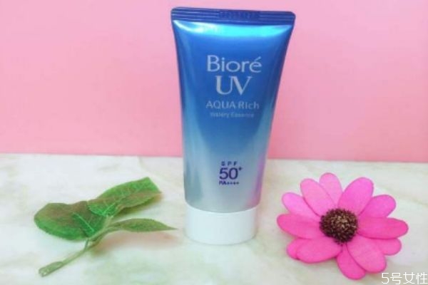 先涂隔離霜還是先用防曬霜 隔離和防曬哪個先涂 先涂隔離霜還是先用防曬霜 隔離和防曬哪個先涂