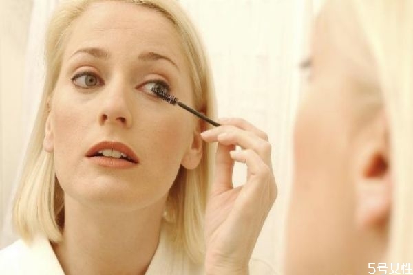 怎樣讓妝容更細(xì)膩服帖 怎樣不脫妝保持一整天 怎樣讓妝容更細(xì)膩服帖 怎樣不脫妝保持一整天