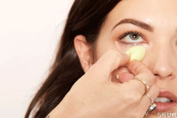 怎樣讓妝容更細(xì)膩服帖 怎樣不脫妝保持一整天 怎樣讓妝容更細(xì)膩服帖 怎樣不脫妝保持一整天