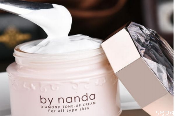 素顏霜在化妝中的順序 使用素顏霜的化妝步驟 素顏霜在化妝中的順序 使用素顏霜的化妝步驟