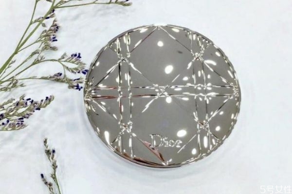 散粉有必要買貴的嗎 散粉貴的和便宜的區(qū)別 散粉有必要買貴的嗎 散粉貴的和便宜的區(qū)別