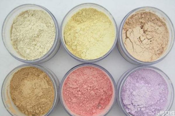 散粉怎么用才不會浮粉 為什么一上散粉就浮粉 散粉怎么用才不會浮粉 為什么一上散粉就浮粉
