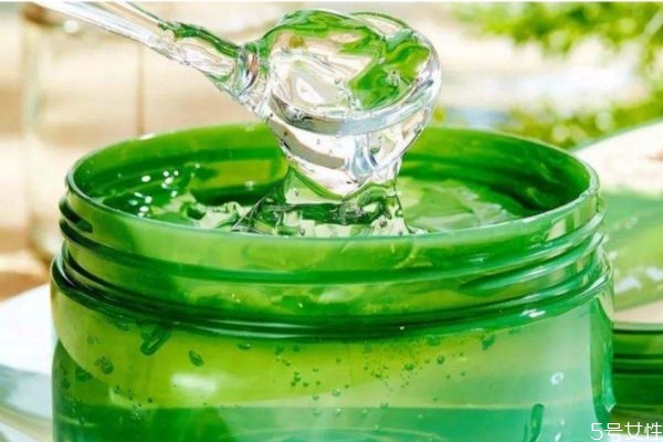 蘆薈膠涂了睡前要洗掉嗎 涂完蘆薈膠要不要洗臉 蘆薈膠涂了睡前要洗掉嗎 涂完蘆薈膠要不要洗臉