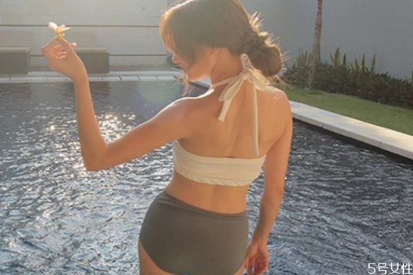 女生穿泳衣還穿內(nèi)褲嗎 女生穿泳衣的注意事項(xiàng) 女生穿泳衣還穿內(nèi)褲嗎 女生穿泳衣的注意事項(xiàng)