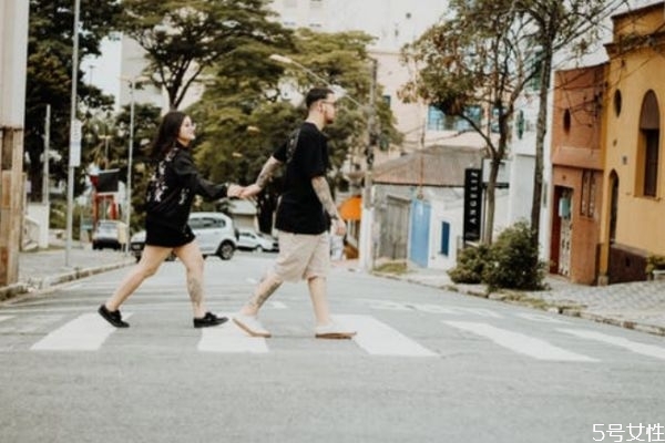 男女相處時有了哪些感覺才算作愛 男人把你當老婆表現(xiàn) 男女相處時有了哪些感覺才算作愛 男人把你當老婆表現(xiàn)