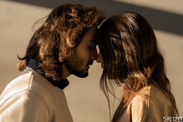 男人會懷念糾纏過他的女人嗎 這樣做會讓男人覺得很廉價 男人會懷念糾纏過他的女人嗎 這樣做會讓男人覺得很廉價