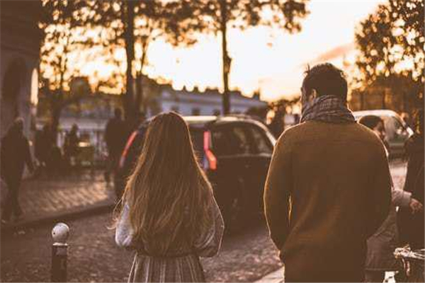 永遠(yuǎn)不要問(wèn)男人的三句話 怎樣讓男人越來(lái)越離不開(kāi)你 永遠(yuǎn)不要問(wèn)男人的三句話 怎樣讓男人越來(lái)越離不開(kāi)你