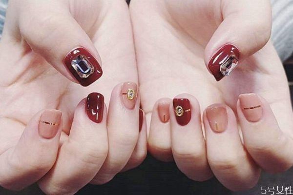 美甲死皮用什么去除 剪死皮和修形狀哪個先 美甲死皮用什么去除 剪死皮和修形狀哪個先