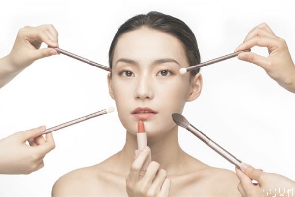 飾底乳在什么時候用 粉底液前是用隔離還是妝前 飾底乳在什么時候用 粉底液前是用隔離還是妝前