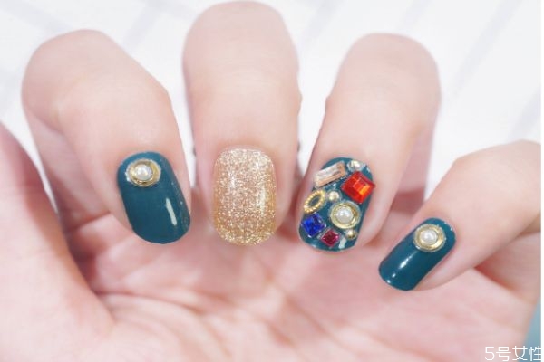 美甲死皮用什么去除 剪死皮和修形狀哪個先 美甲死皮用什么去除 剪死皮和修形狀哪個先