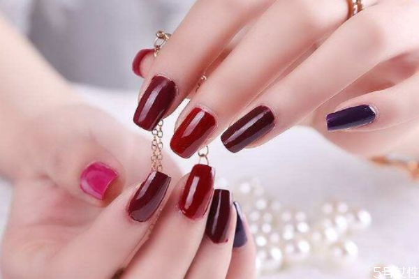 美甲時(shí)間久了為什么會(huì)發(fā)黃 美甲發(fā)黃是怎么回事 美甲時(shí)間久了為什么會(huì)發(fā)黃 美甲發(fā)黃是怎么回事