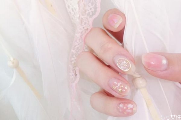 美甲時(shí)間久了為什么會(huì)發(fā)黃 美甲發(fā)黃是怎么回事 美甲時(shí)間久了為什么會(huì)發(fā)黃 美甲發(fā)黃是怎么回事