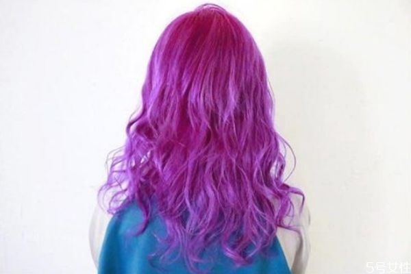 黃頭發(fā)染黑色頭發(fā)會(huì)掉色嗎 染黑色頭發(fā)多久可以染別的顏色 黃頭發(fā)染黑色頭發(fā)會(huì)掉色嗎 染黑色頭發(fā)多久可以染別的顏色