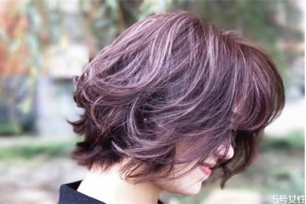 黃頭發(fā)染黑色頭發(fā)會(huì)掉色嗎 染黑色頭發(fā)多久可以染別的顏色 黃頭發(fā)染黑色頭發(fā)會(huì)掉色嗎 染黑色頭發(fā)多久可以染別的顏色