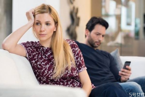 男生在厭倦期的表現(xiàn) 不愛(ài)和厭倦期的區(qū)別 男生在厭倦期的表現(xiàn) 不愛(ài)和厭倦期的區(qū)別