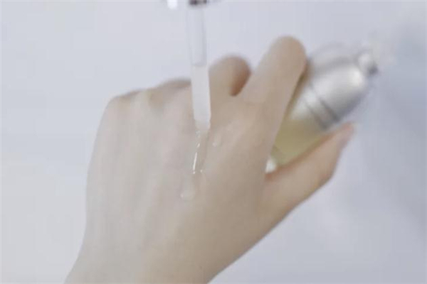 英樹鎏光瓶白天可以用嗎 英樹鎏光瓶早晚都要用嗎 英樹鎏光瓶白天可以用嗎 英樹鎏光瓶早晚都要用嗎