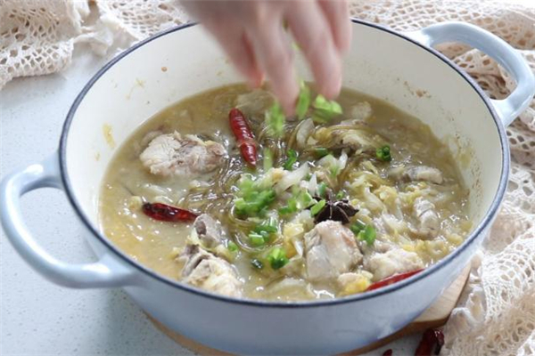 酸菜燉排骨的做法 酸菜燉排骨用什么鍋好 酸菜燉排骨的做法 酸菜燉排骨用什么鍋好