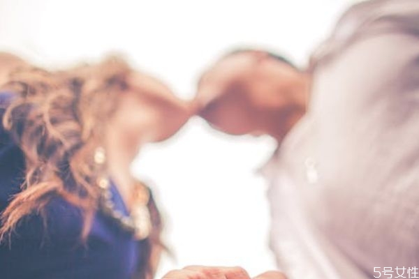 情侶倦怠期有哪些表現(xiàn) 厭倦期的情侶如何升溫 情侶倦怠期有哪些表現(xiàn) 厭倦期的情侶如何升溫