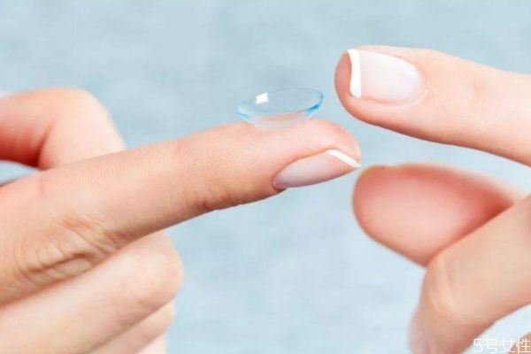 隱形眼鏡護(hù)理液多長(zhǎng)時(shí)間換一次 年拋不常戴多久換一次水 隱形眼鏡護(hù)理液多長(zhǎng)時(shí)間換一次 年拋不常戴多久換一次水