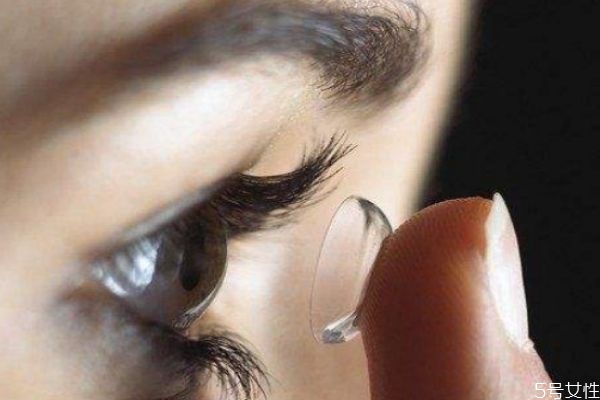 隱形眼鏡護(hù)理液多長(zhǎng)時(shí)間換一次 年拋不常戴多久換一次水 隱形眼鏡護(hù)理液多長(zhǎng)時(shí)間換一次 年拋不常戴多久換一次水