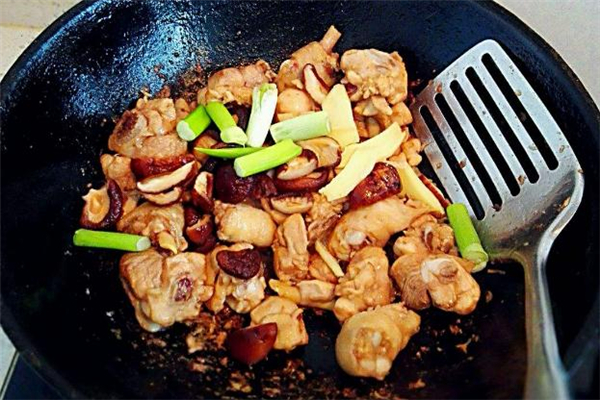 冬菇燜雞的做法 冬菇怎么吃 冬菇燜雞的做法 冬菇怎么吃