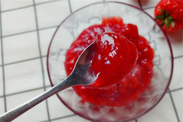 草莓醬為什么要放檸檬汁 做草莓醬可以不放檸檬嗎 草莓醬為什么要放檸檬汁 做草莓醬可以不放檸檬嗎
