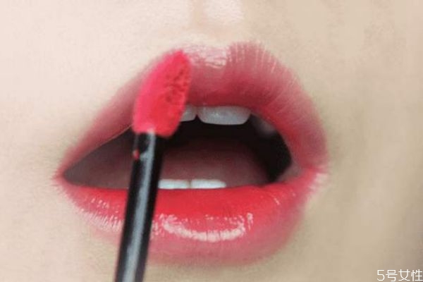 怎么涂唇釉才能不沾杯 唇釉涂抹的正確方式 怎么涂唇釉才能不沾杯 唇釉涂抹的正確方式