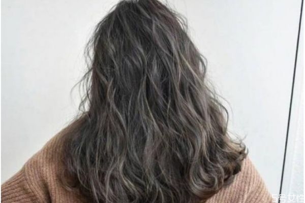 自己買的染發(fā)劑怎么調(diào) 理發(fā)店幫忙染發(fā)手工費多少 自己買的染發(fā)劑怎么調(diào) 理發(fā)店幫忙染發(fā)手工費多少