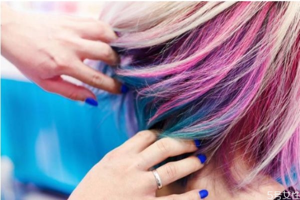 自己買的染發(fā)劑怎么調(diào) 理發(fā)店幫忙染發(fā)手工費多少 自己買的染發(fā)劑怎么調(diào) 理發(fā)店幫忙染發(fā)手工費多少
