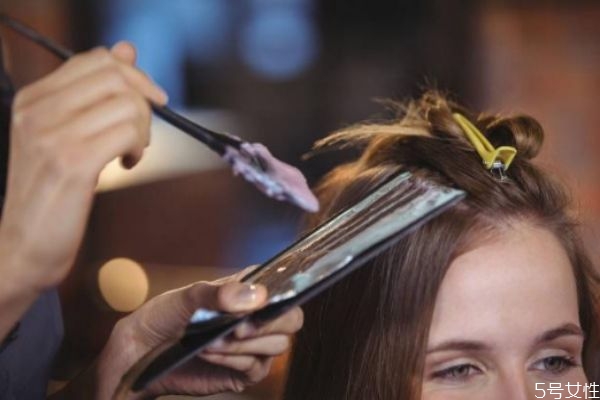 自己染發(fā)和理發(fā)店染發(fā)有什么區(qū)別 答案居然是這樣 自己染發(fā)和理發(fā)店染發(fā)有什么區(qū)別 答案居然是這樣