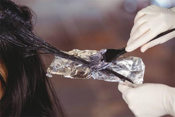 染發(fā)爆頂要重染一遍嗎 頭發(fā)染爆頂了多久會自然 染發(fā)爆頂要重染一遍嗎 頭發(fā)染爆頂了多久會自然