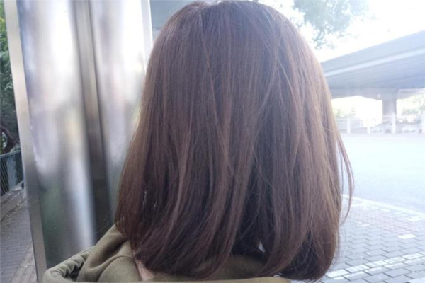 染發(fā)爆頂要重染一遍嗎 頭發(fā)染爆頂了多久會自然 染發(fā)爆頂要重染一遍嗎 頭發(fā)染爆頂了多久會自然