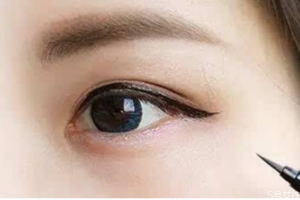 做完美瞳線眼睛腫怎么辦 美瞳線有什么危害 做完美瞳線眼睛腫怎么辦 美瞳線有什么危害