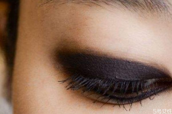 做完美瞳線眼睛腫怎么辦 美瞳線有什么危害 做完美瞳線眼睛腫怎么辦 美瞳線有什么危害