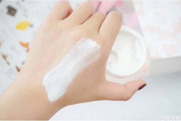 如何預防素顏霜脫妝 怎樣讓素顏霜持久一天 如何預防素顏霜脫妝 怎樣讓素顏霜持久一天