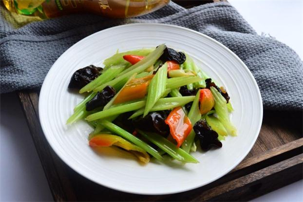 西芹的熱量 西芹吃了會(huì)長(zhǎng)胖嗎 西芹的熱量 西芹吃了會(huì)長(zhǎng)胖嗎